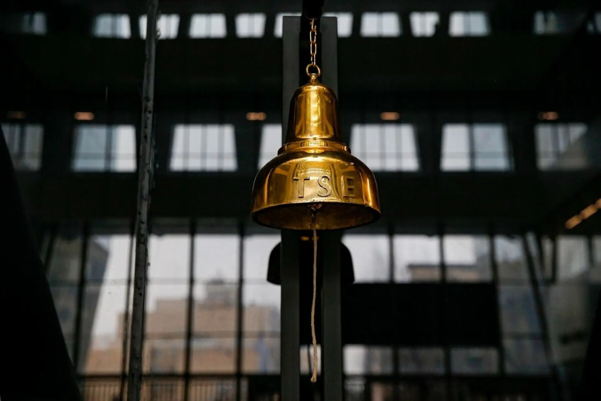 نمایی از زنگ معاملات بورس تهران داخل تالار اصلی