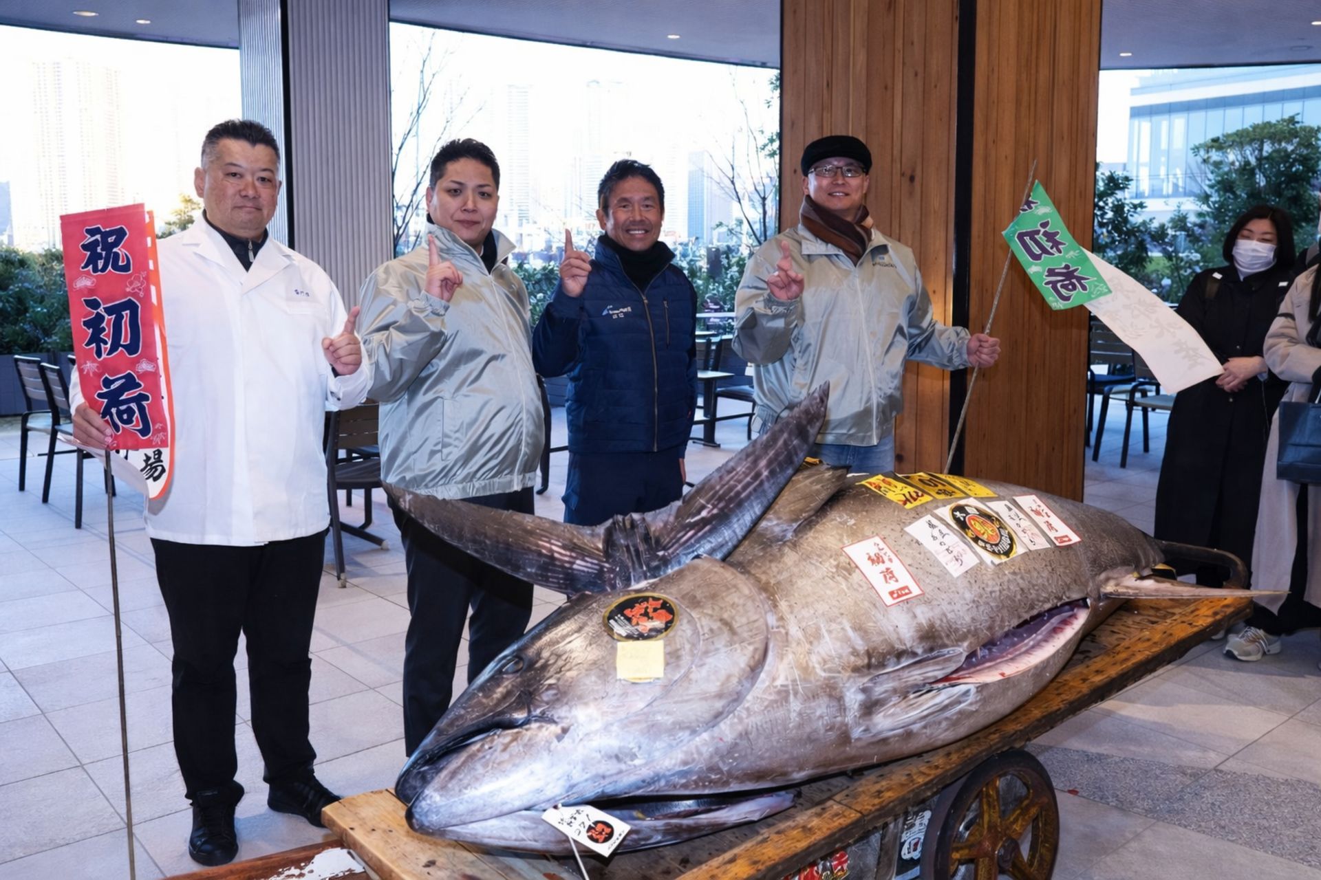 ماهی تن آبی که در اولین مزایده سال نو میلادی میلیون دلاری فروخته می شود.