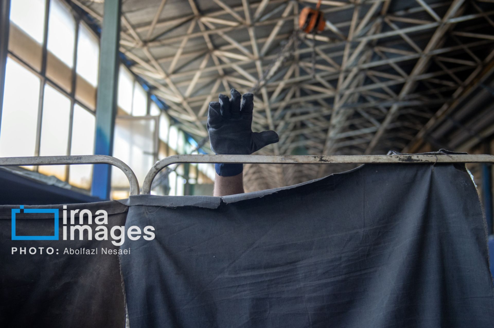 دست یک کارگر در حین کار در یک بنگاه صنعتی