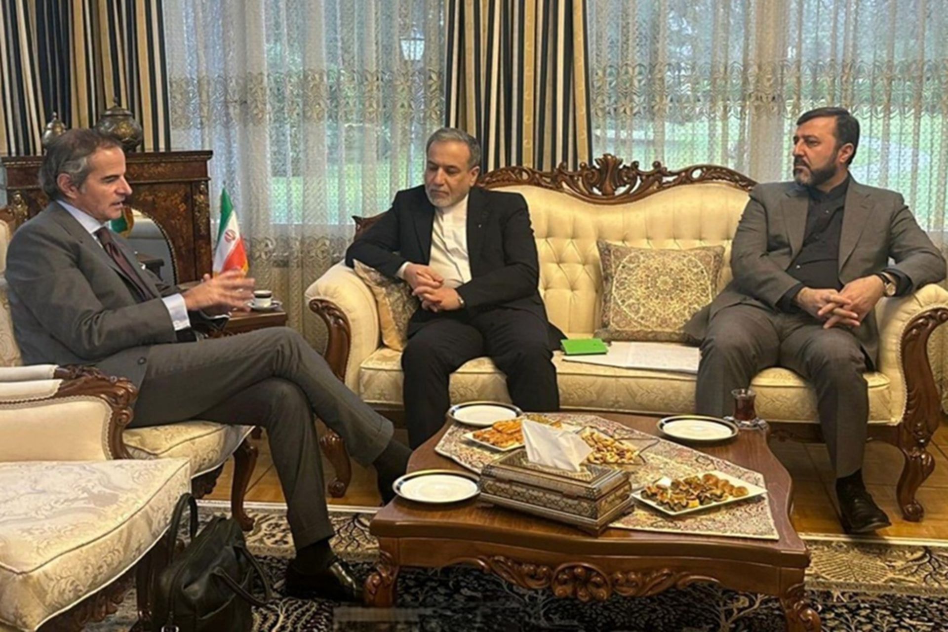 عراقچی و گروسی