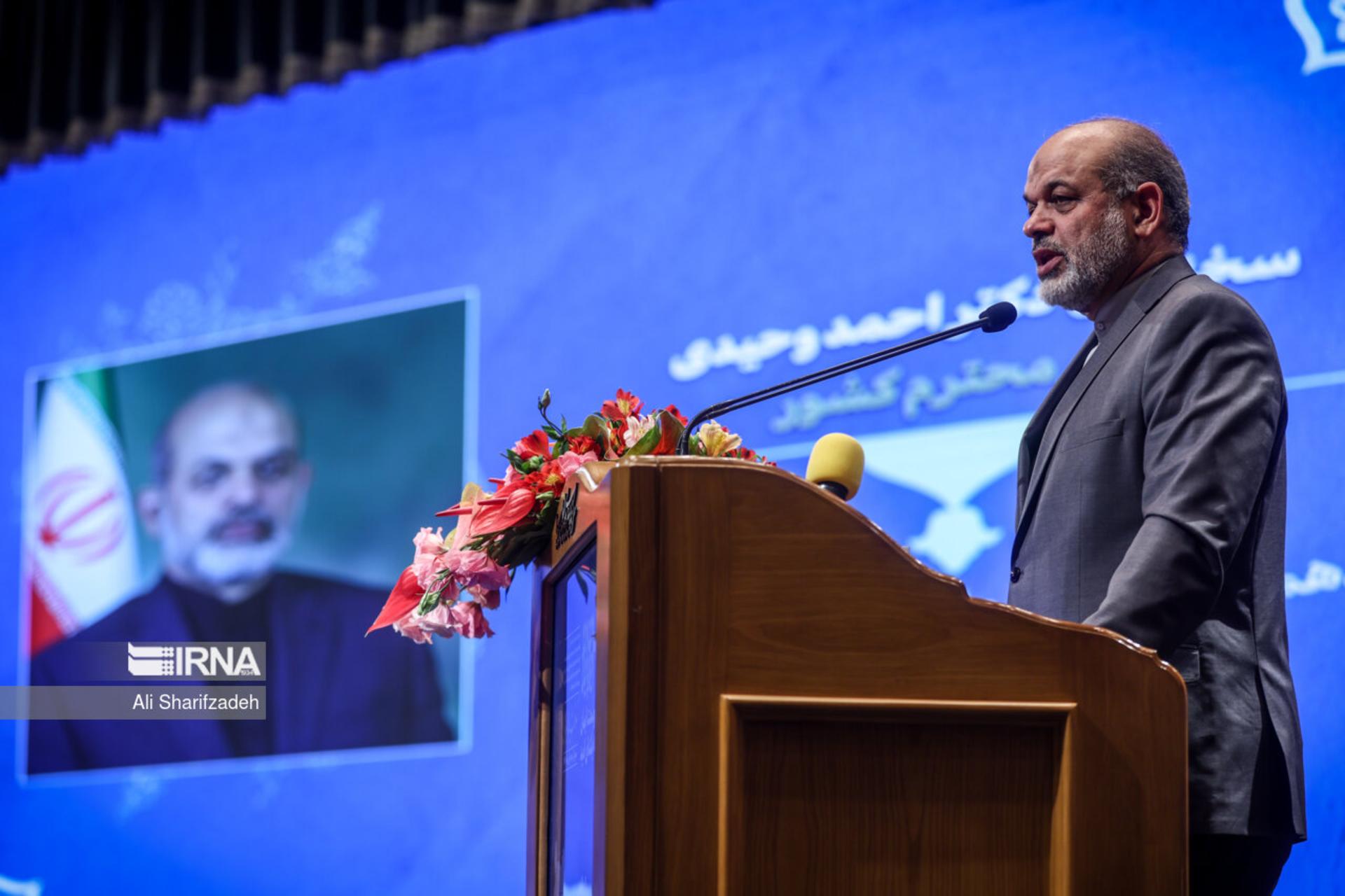 احمد وحیدی در حال سخنرانی در همایش پدافند غیر عامل