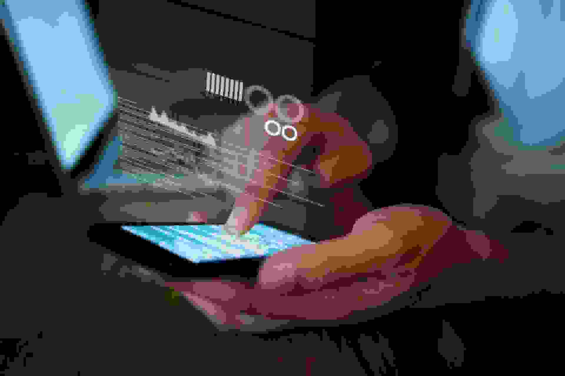 تصویر یک گوشی در حال باز کردن پیامک