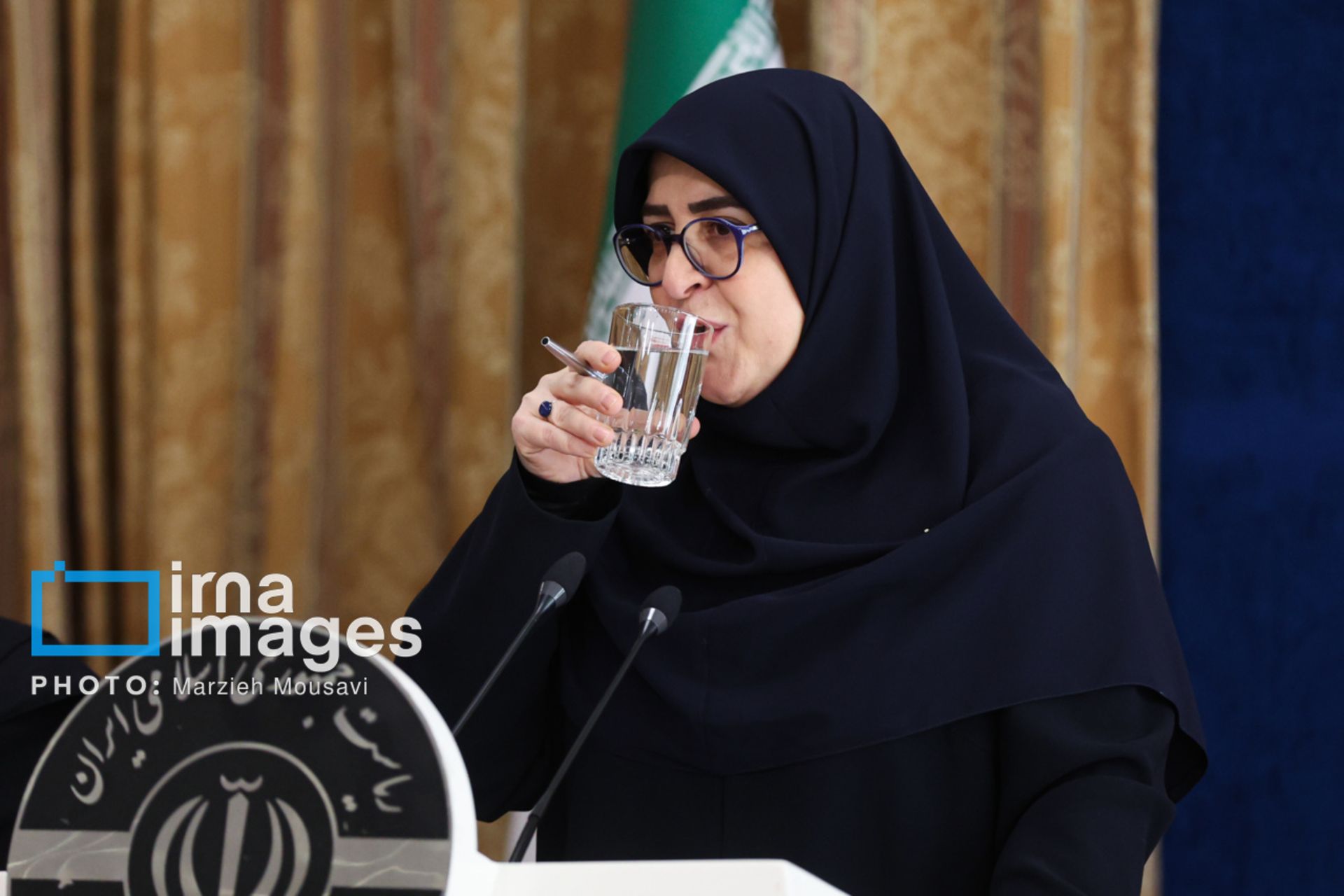 فاطمه مهاجرانی در حال آب خوردن