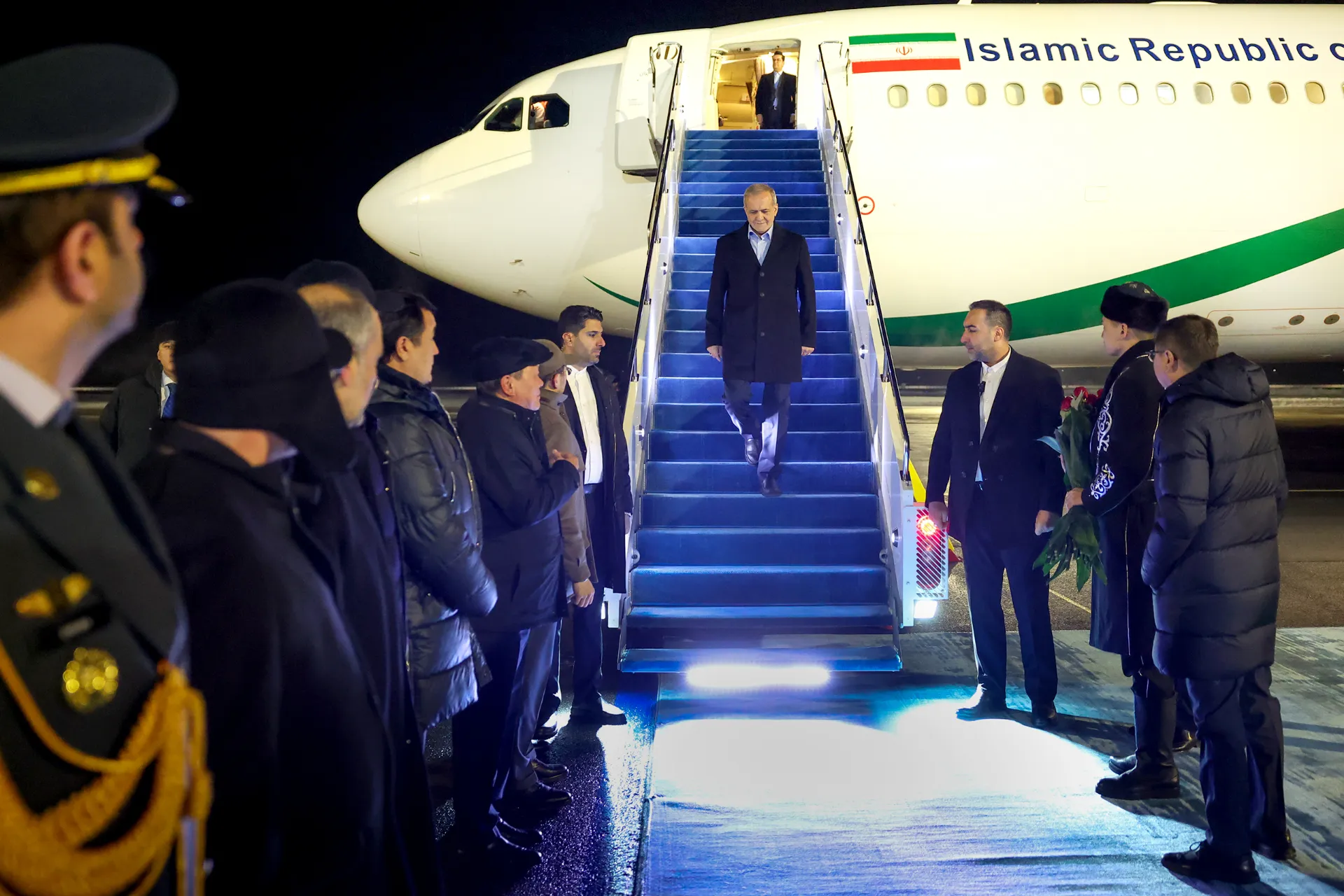 پایین آمدن پزشکیان از هوایپما