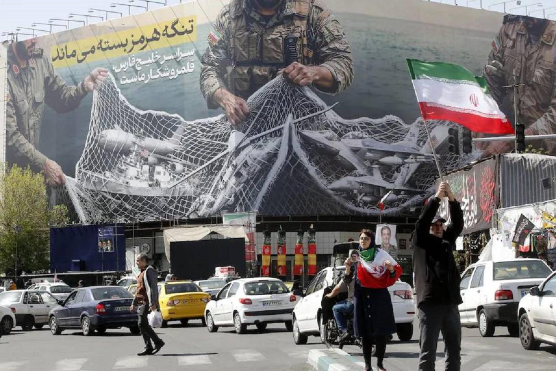 میدان انقلاب پرچم ایران مردم