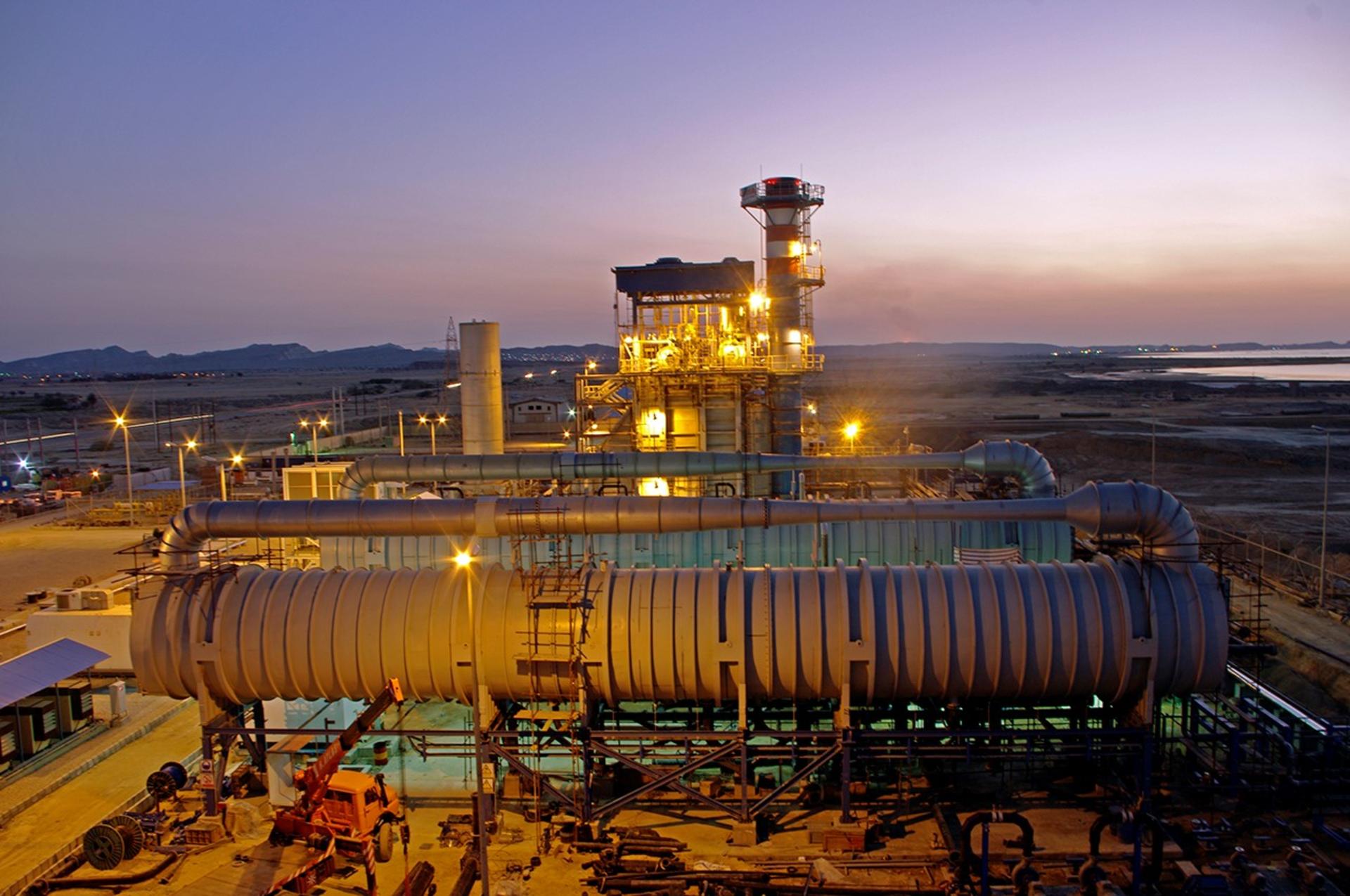 فرمانده قرارگاه خاتم: ۱۳ میلیون لیتر بنزین جدید در راه است