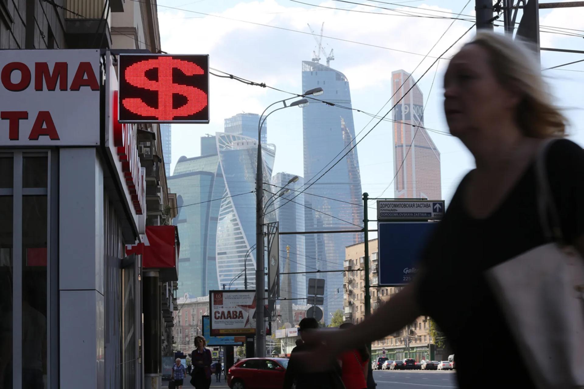 هدیه اقتصادی پوتین برای ترامپ؛ روسیه به دلار باز می‌گردد