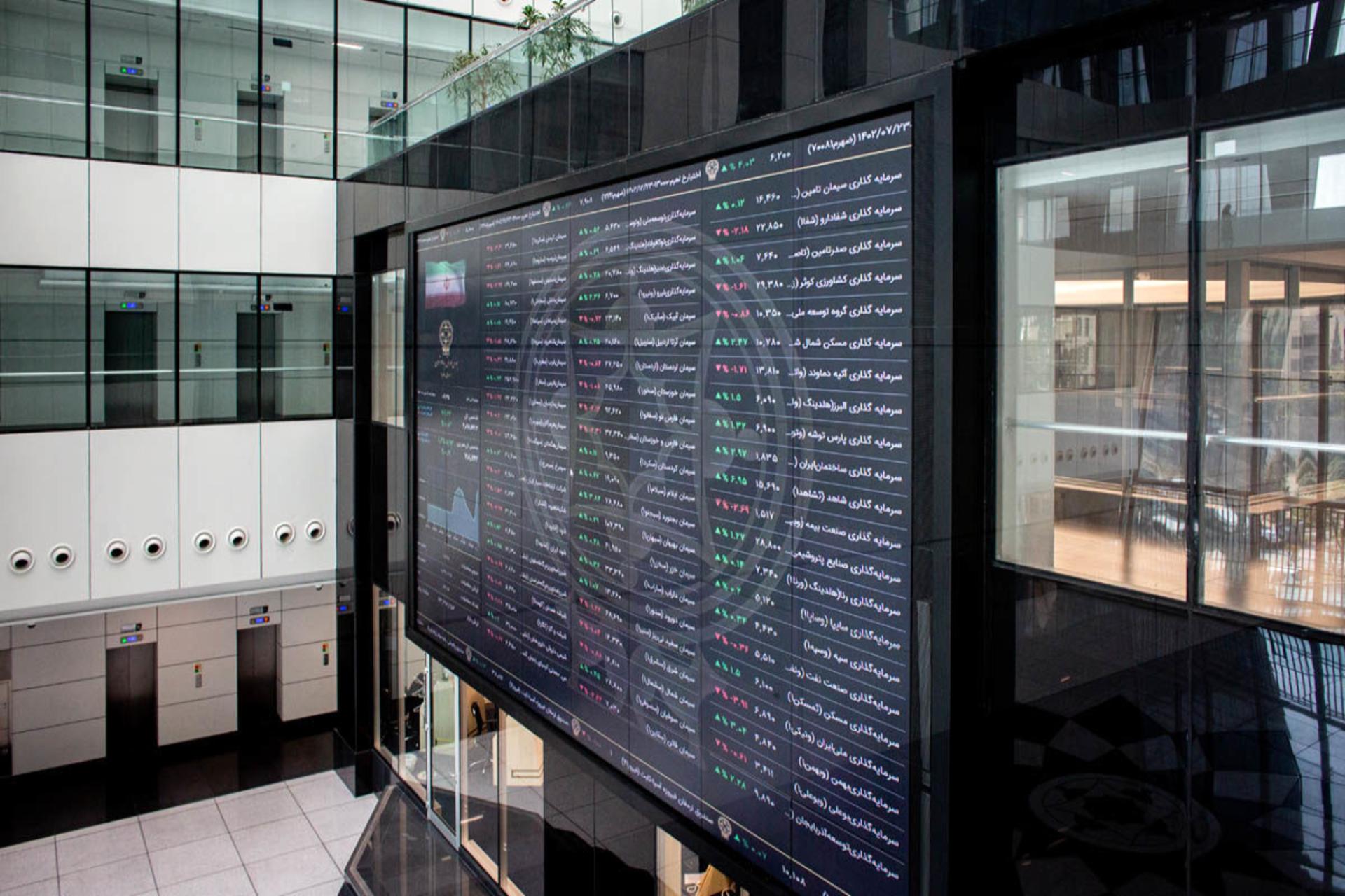 خروج ۳ همتی از بورس ارزان! | وقتی حقوقی‌ها هم برای فرار صف بستند