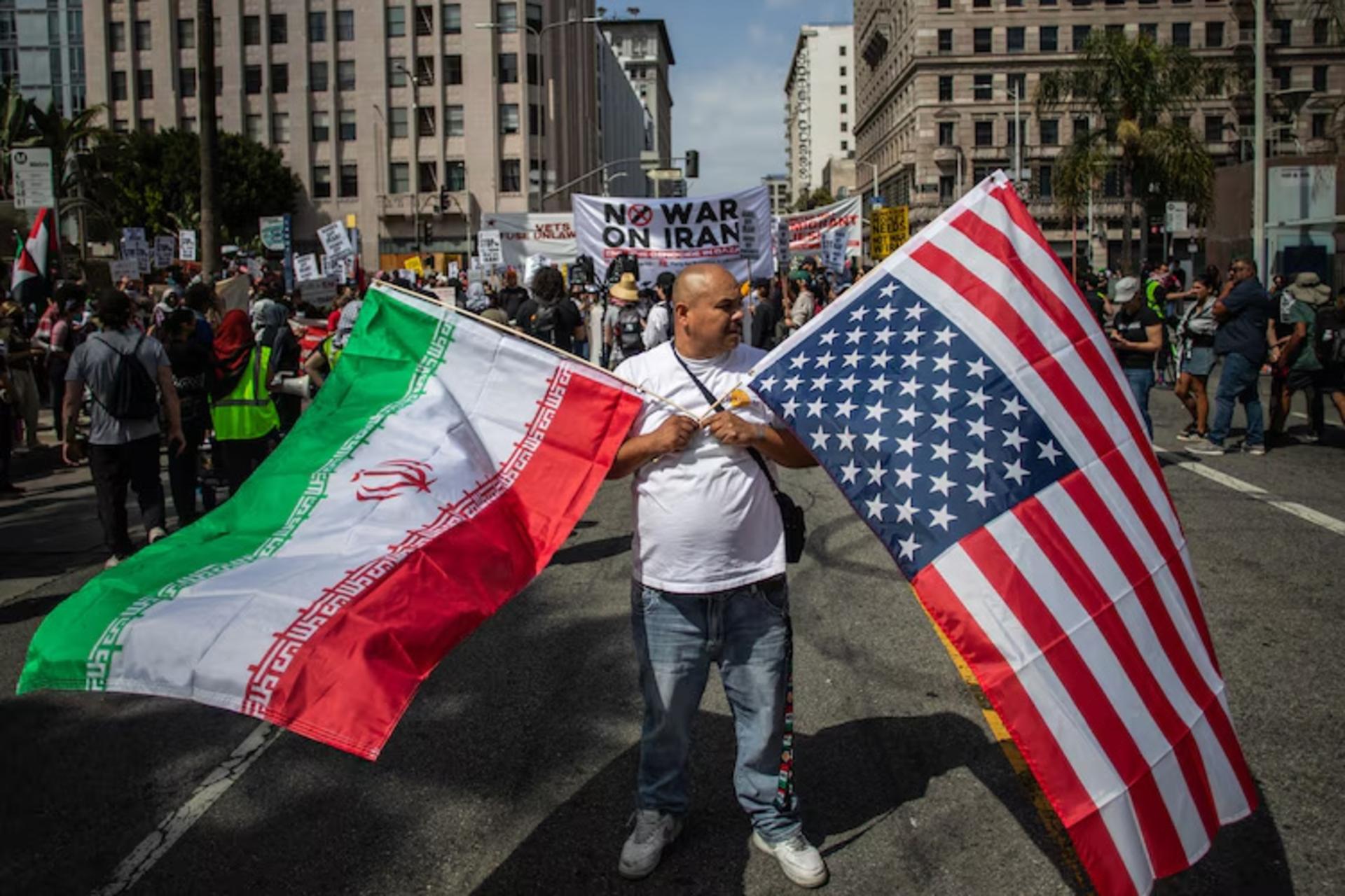 دو واکنش به یک جنگ؛ از بورس تهران تا وال استریت