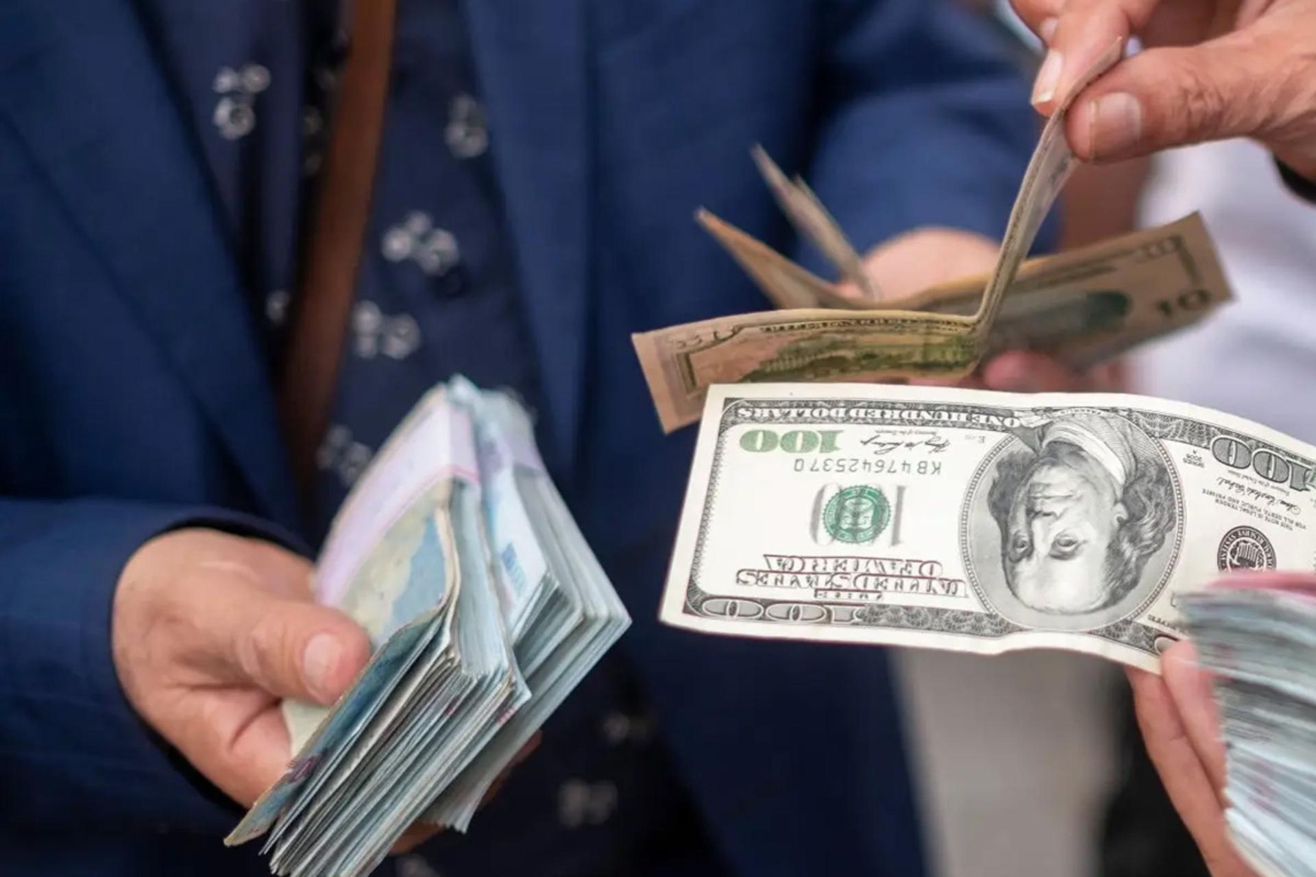 قیمت دلار پس از دو شوک امروز؛ اتاق‌های معاملاتی سوت و کور هستند