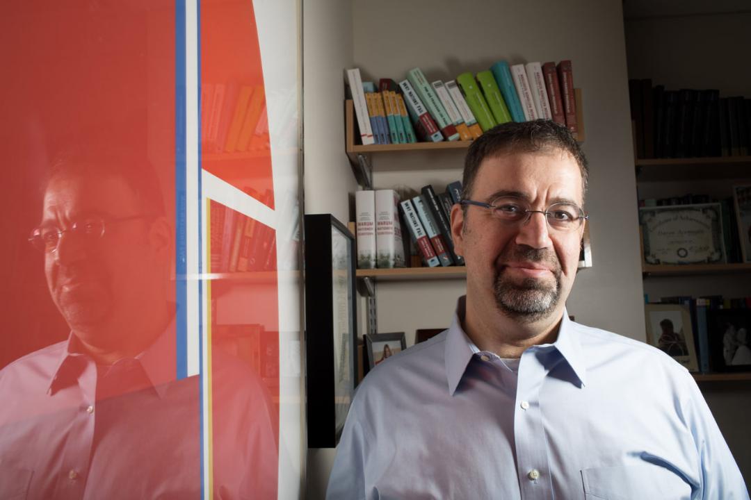 دارون عجم‌اوغلو (Daron Acemoglu) اقتصاددان برنده جایزه نوبل در محیط کار
