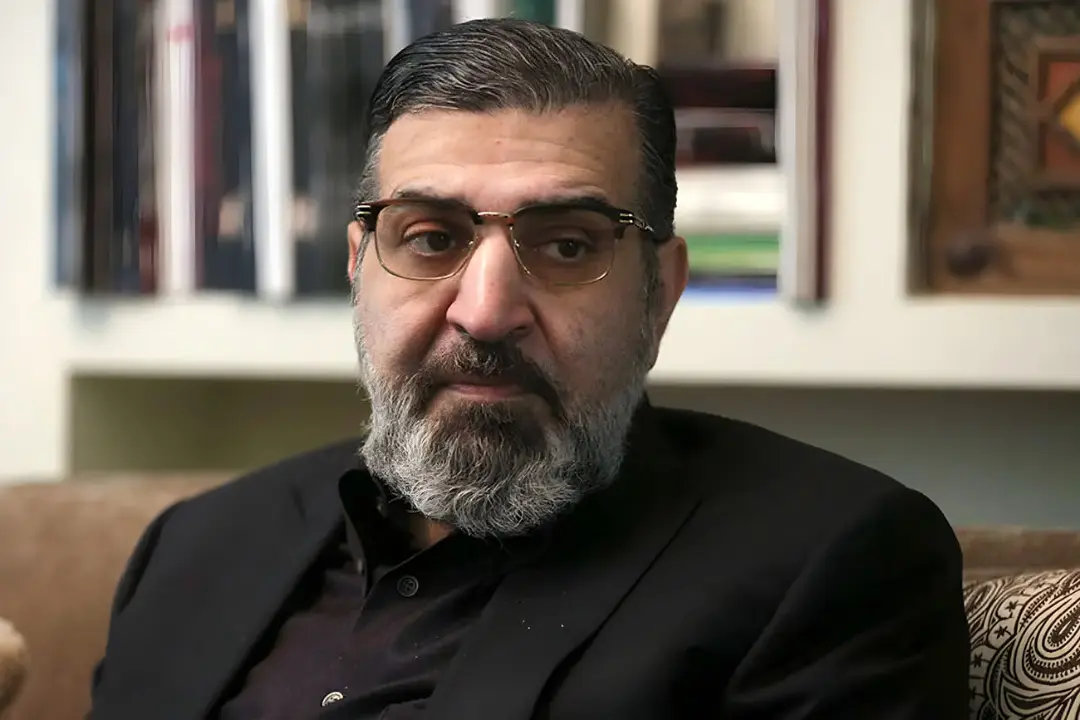 چهره صادق خرازی با عینک و ریش خاکستری