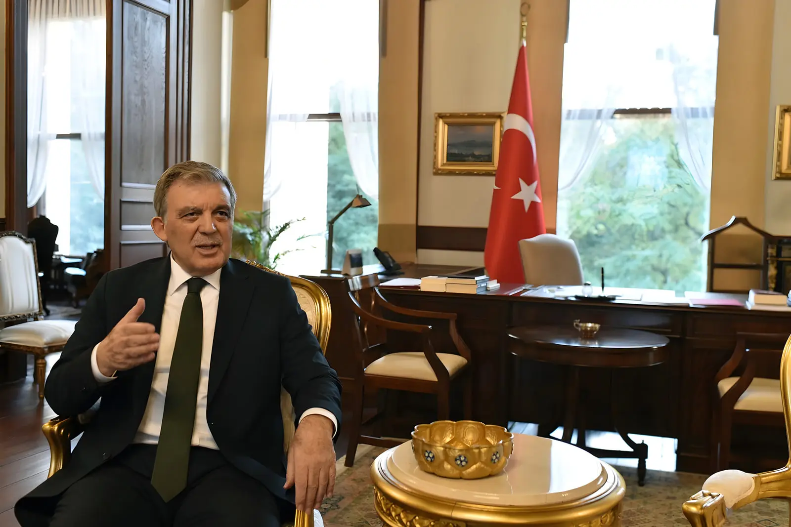عبدالله گل (Abdullah Gül) رئیس‌جمهور سابق ترکیه در یک دفتر رسمی