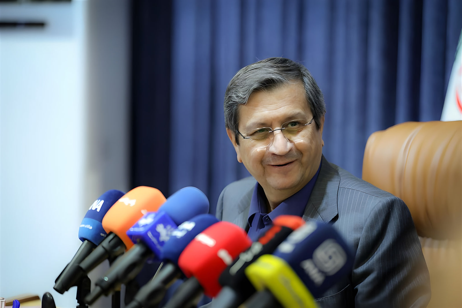 پشت پرده خبر همتی: ریال از گرانی و دلار جاماند