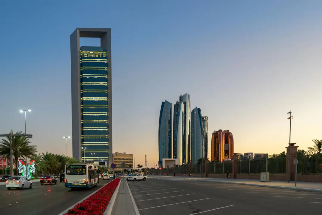 آسمان‌خط شهر ابوظبی (Abu Dhabi) با برج‌های بلند در زمان غروب
