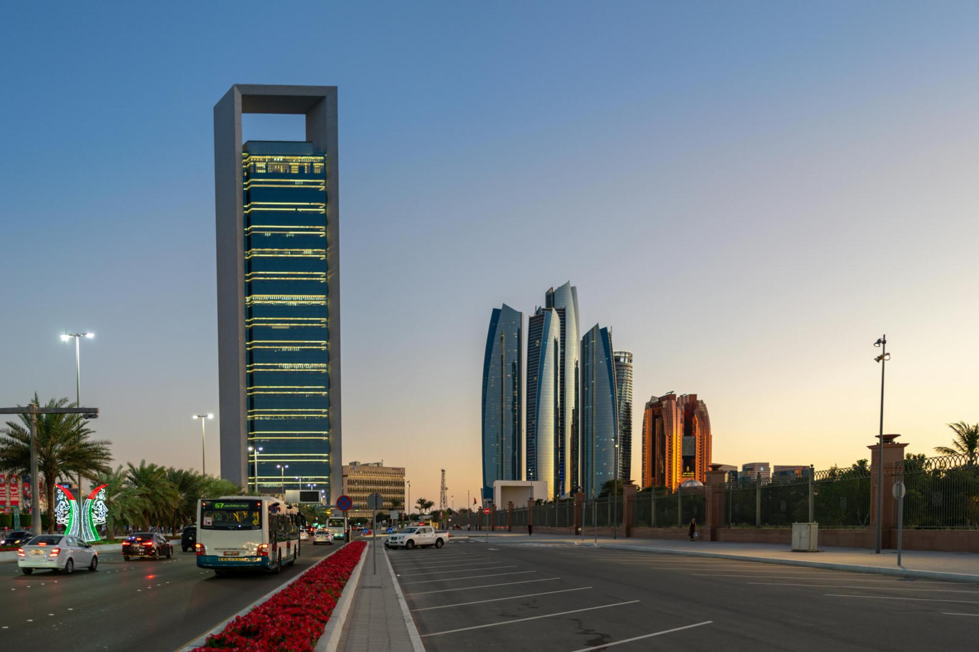 آسمان‌خط شهر ابوظبی (Abu Dhabi) با برج‌های بلند در زمان غروب