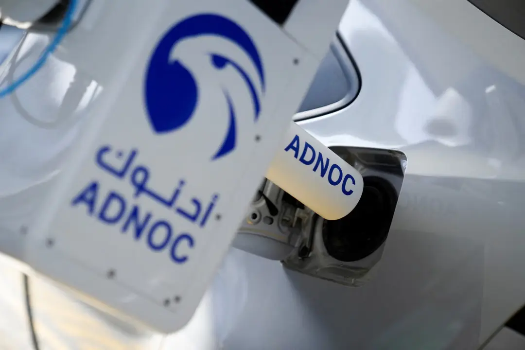 لوگوی شرکت ادنوک (ADNOC) روی بدنه سفید یک خودرو یا تجهیزات صنعتی