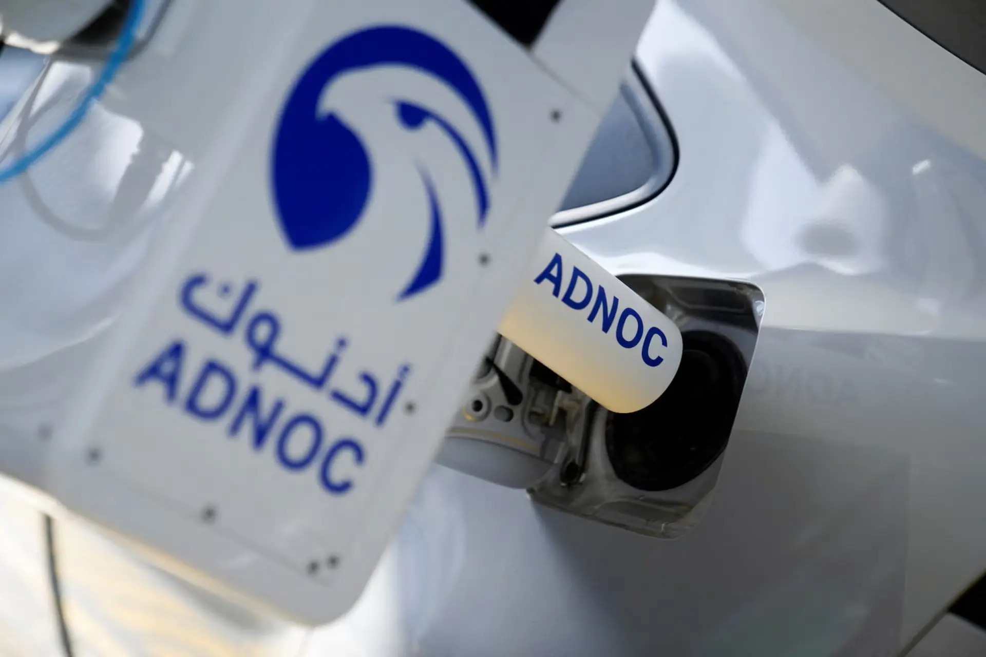 لوگوی شرکت ادنوک (ADNOC) روی بدنه سفید یک خودرو یا تجهیزات صنعتی