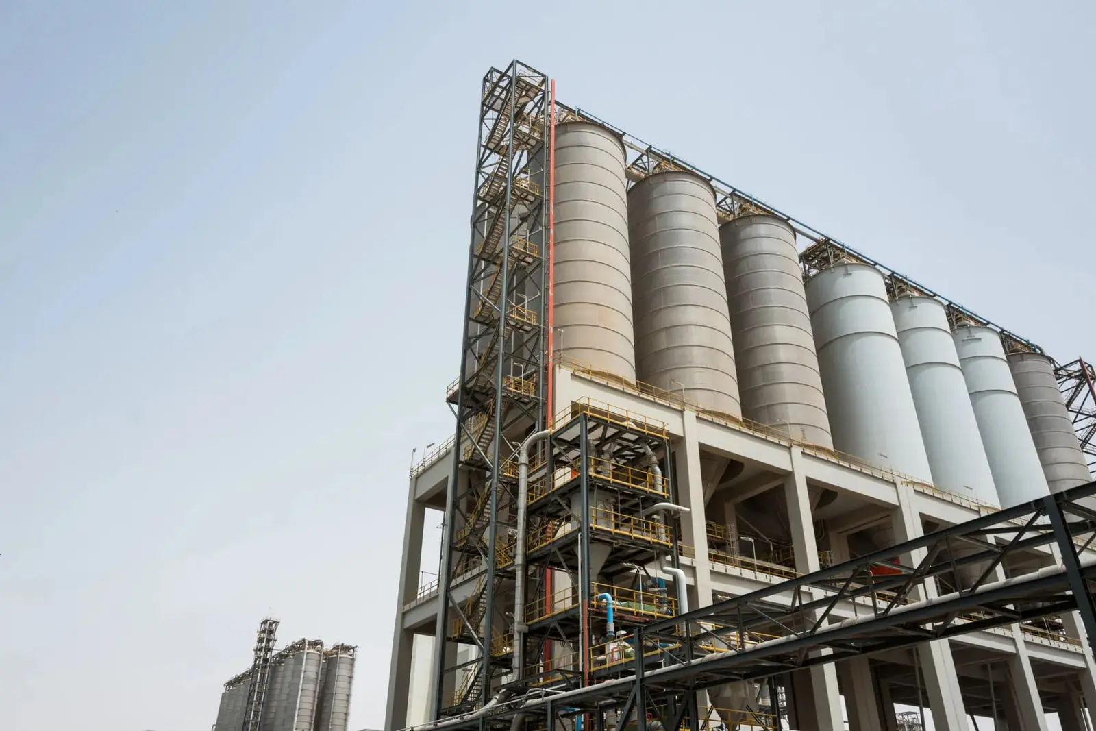سیلوهای بزرگ ذخیره‌سازی در مجتمع صنعتی ادنوک (ADNOC)