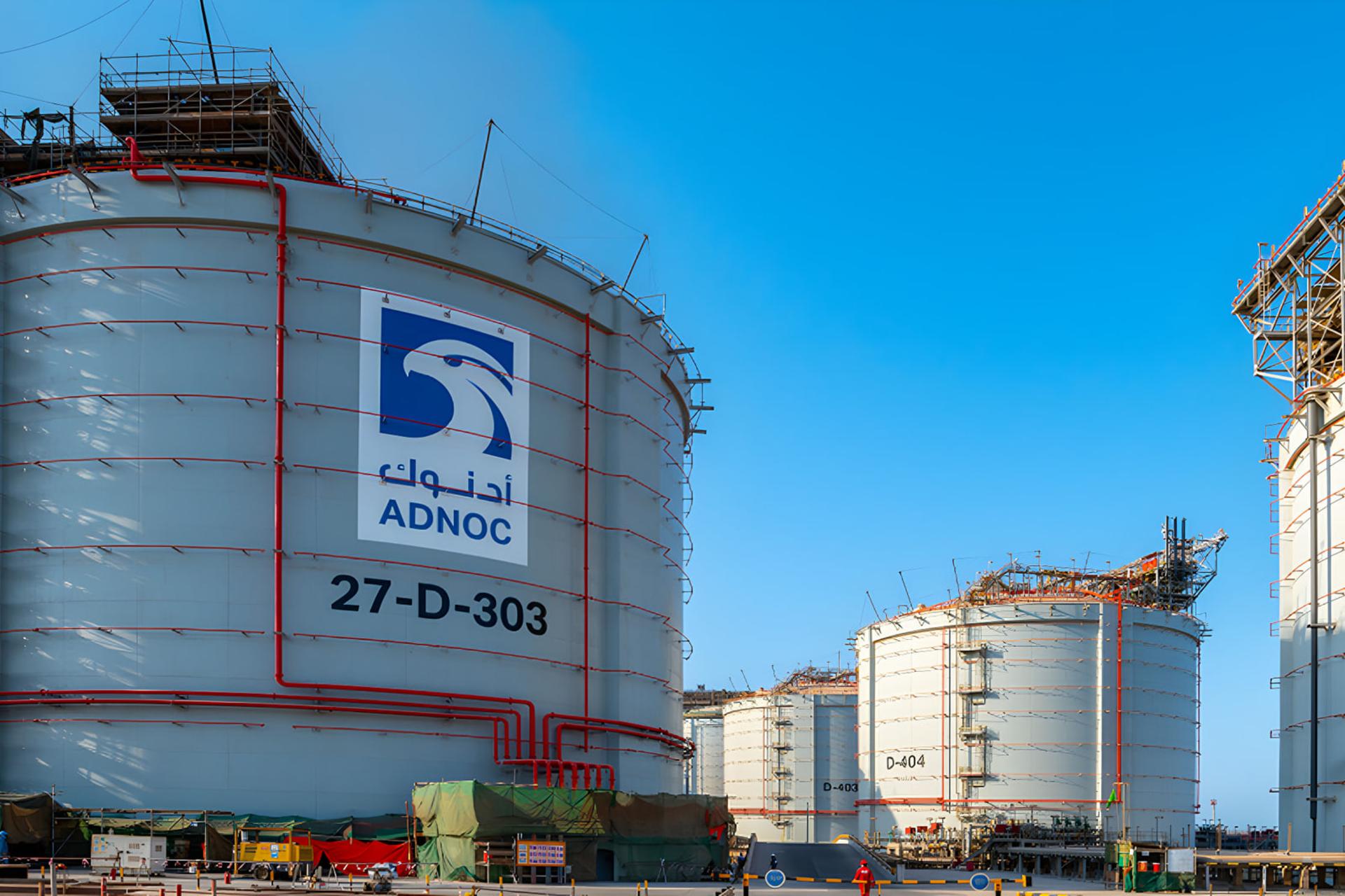 مخازن بزرگ ذخیره‌سازی نفت (ADNOC) با نشان تجاری زیر آسمان صاف
