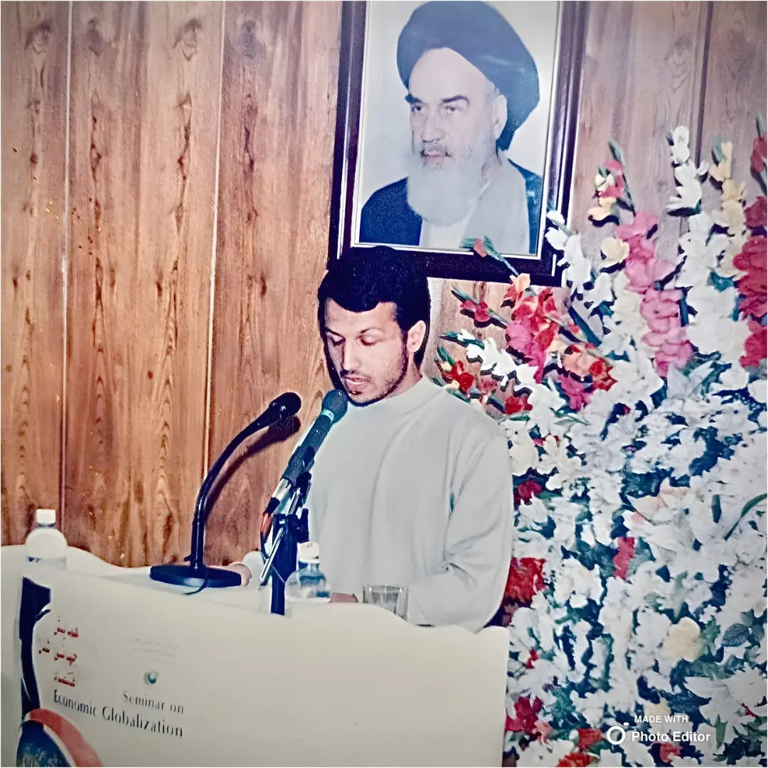 احسان خاندوزی پشت تریبون در یک سمینار اقتصادی