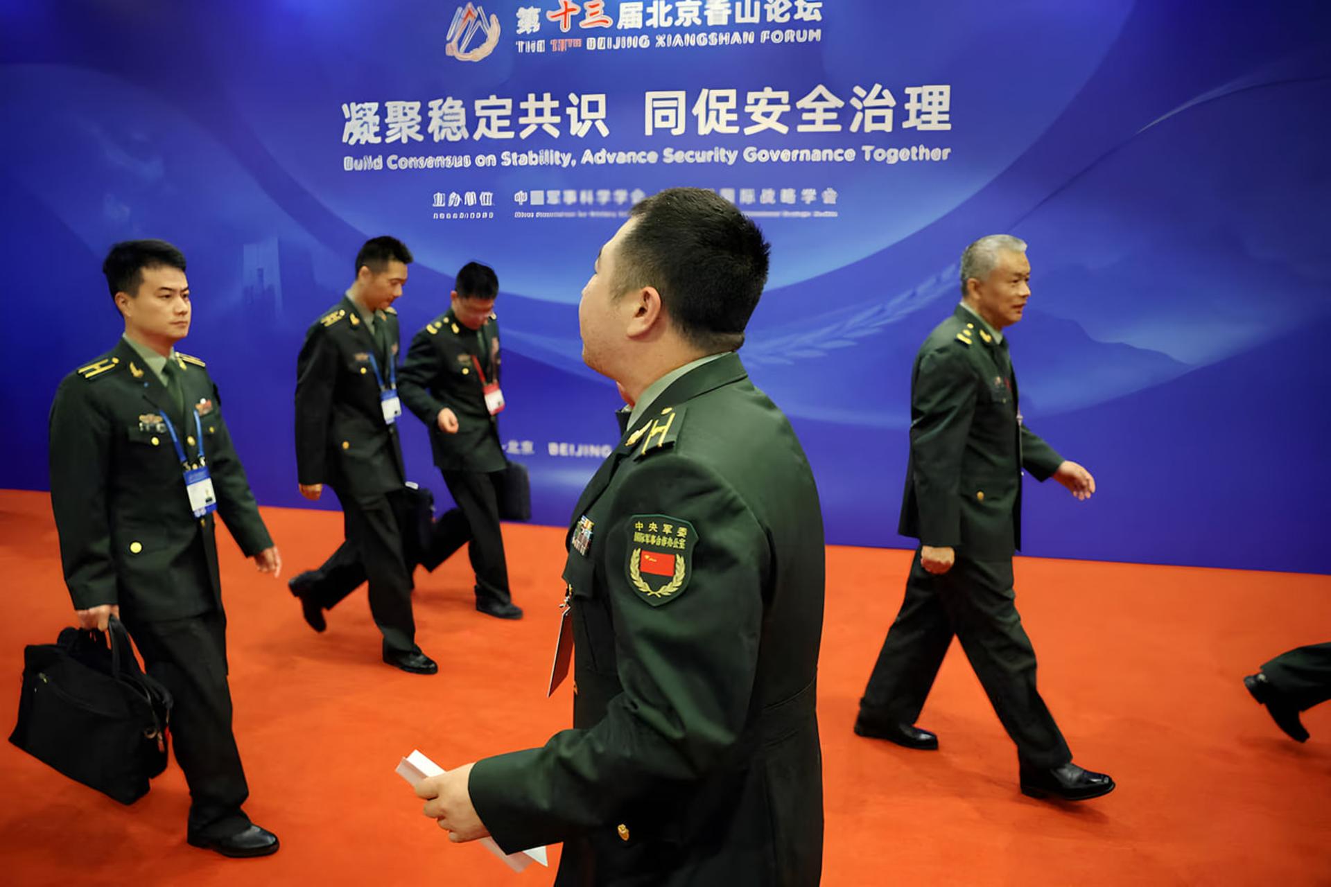 افسران نظامی در مجمع بیجینگ شیانگ‌شان (Beijing Xiangshan Forum) در حال حرکت
