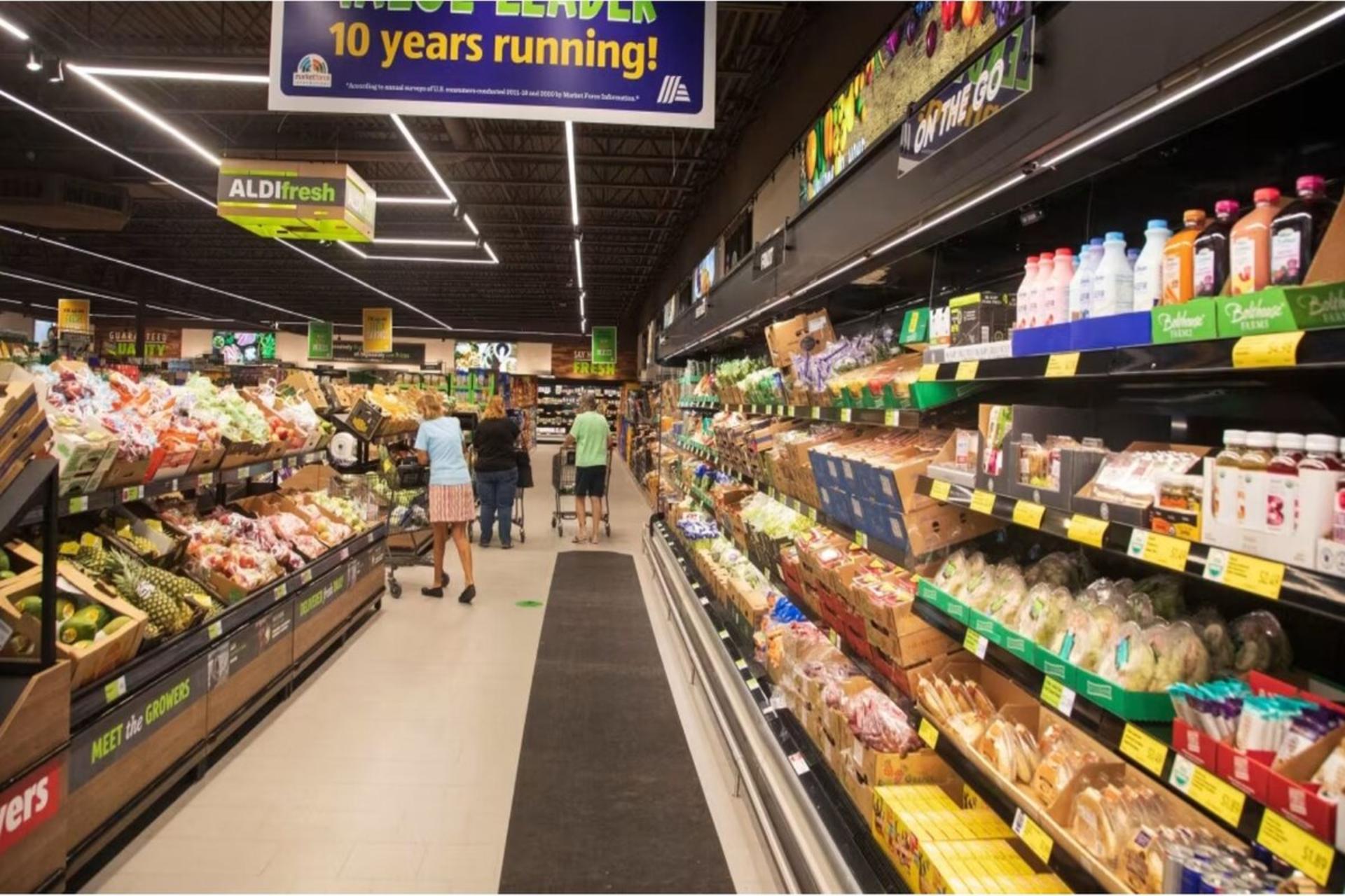 فروشگاه آلدی در لوکساهاچی گرووز، فلوریدا که مورد اقبال مصرف کنندگان آمریکایی است