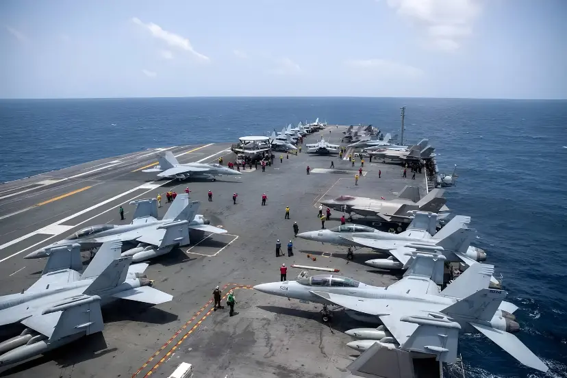 جنگنده‌های اف-۱۸ (F/A-18) مستقر بر عرشه یک ناو هواپیمابر در اقیانوس