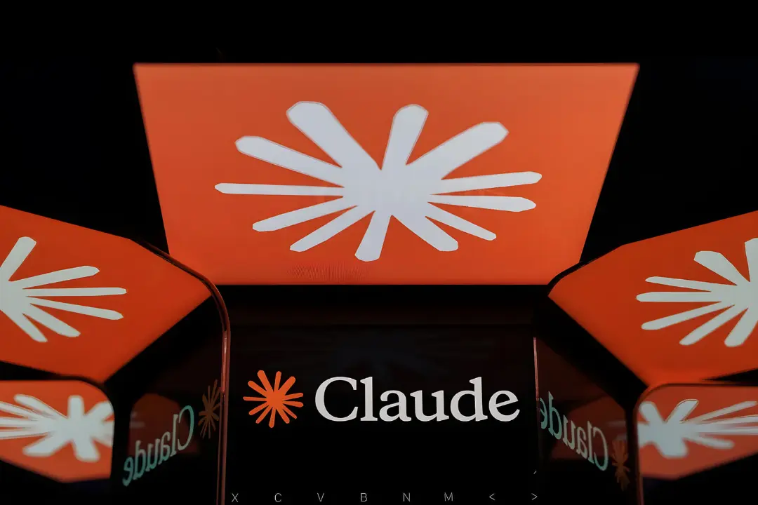 نمای نزدیک از لوگوی نارنجی رنگ هوش مصنوعی کلاد (Claude) روی صفحه نمایش