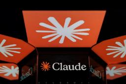 نمای نزدیک از لوگوی نارنجی رنگ هوش مصنوعی کلاد (Claude) روی صفحه نمایش
