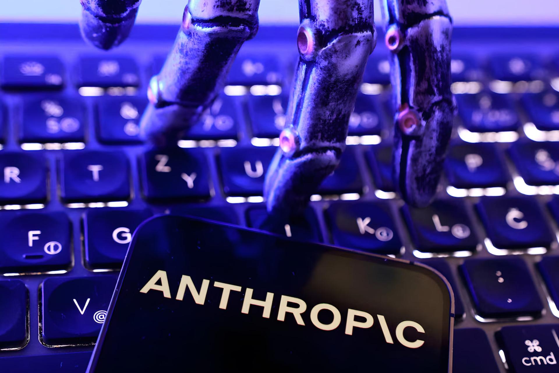 دست رباتیک (Robotic Hand) در حال تایپ روی کیبورد در کنار لوگوی آنتروپیک (Anthropic)