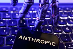 دست رباتیک (Robotic Hand) در حال تایپ روی کیبورد در کنار لوگوی آنتروپیک (Anthropic)