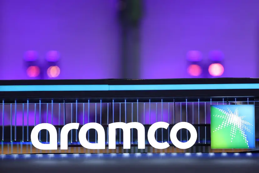 لوگوی درخشان شرکت آرامکو (Aramco) در یک محیط با نورپردازی بنفش