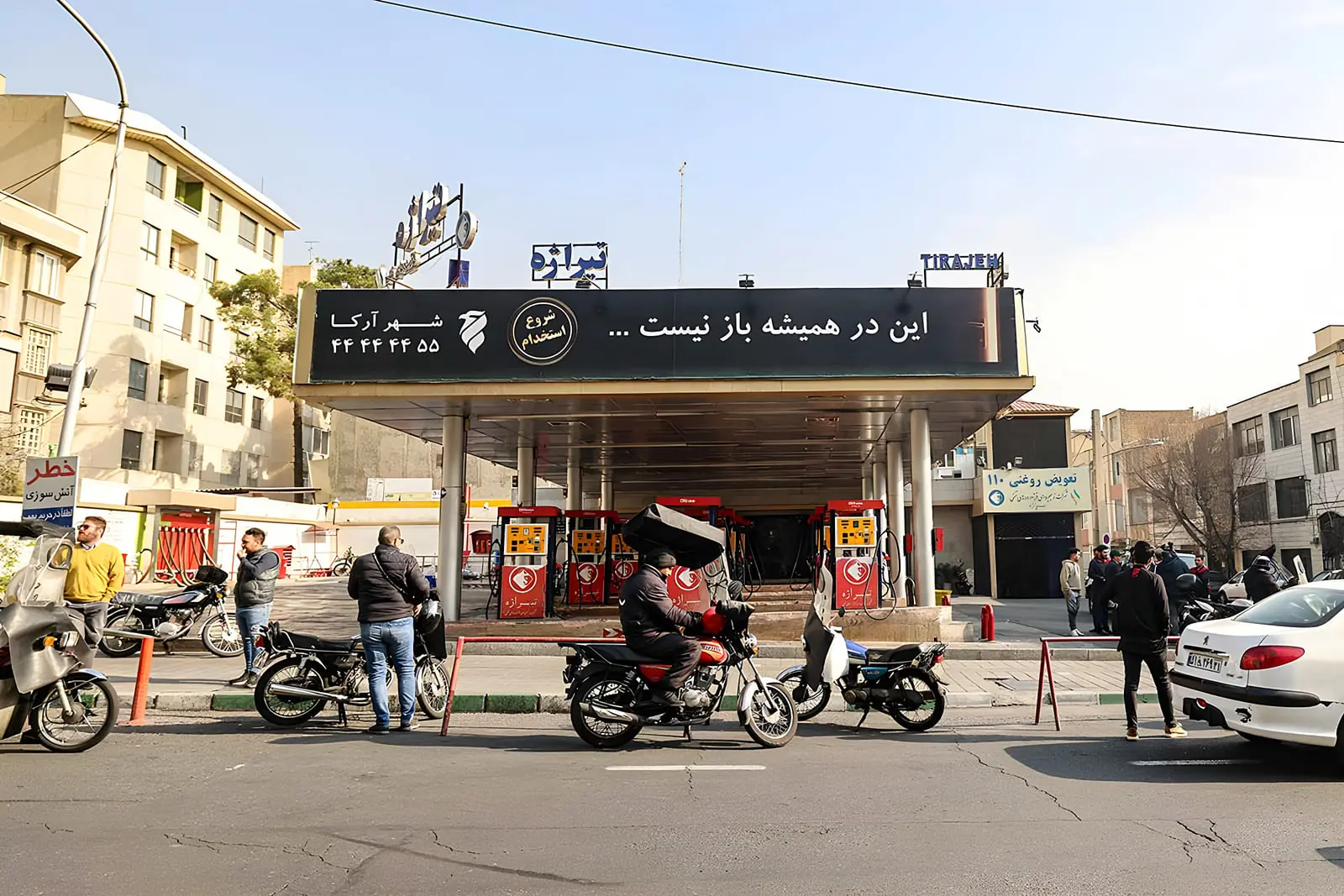 پمپ بنزین شهر آرکا با دستگاه‌های سوخت‌رسانی قرمز رنگ