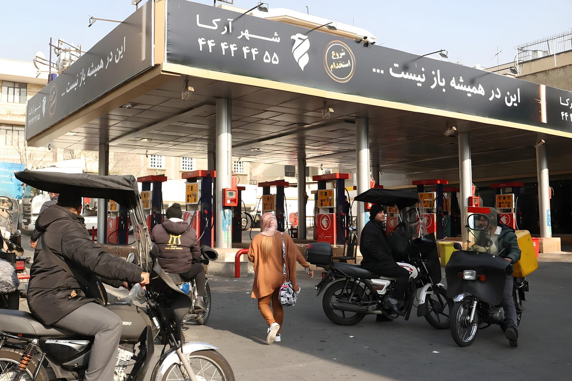 پمپ بنزین شهر آرکا با حضور موتورسواران در محوطه سوخت‌گیری