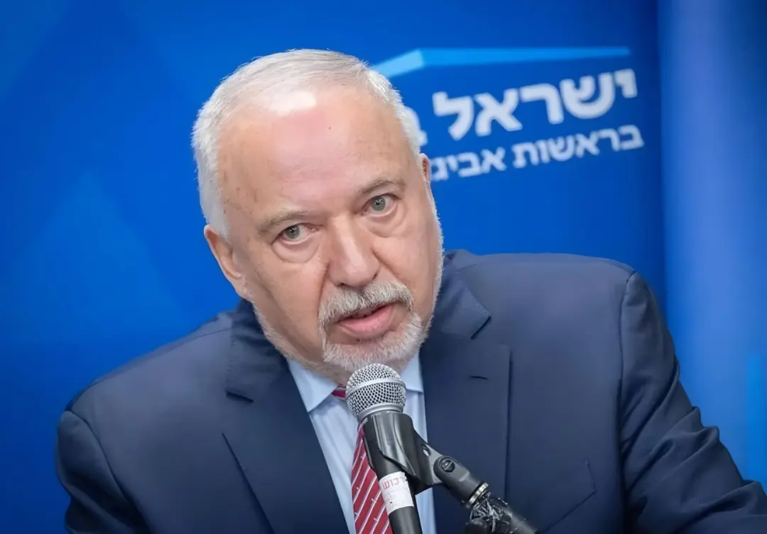 آویگدور لیبرمن (Avigdor Liberman) وزیر دفاع پیشین اسرائیل پشت میکروفون