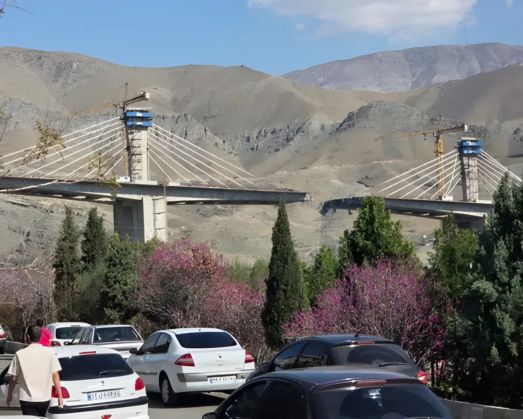 پل بی‌یک (B1 Bridge) در کرج با سازه تخریب‌شده پس از حمله هوایی آمریکا