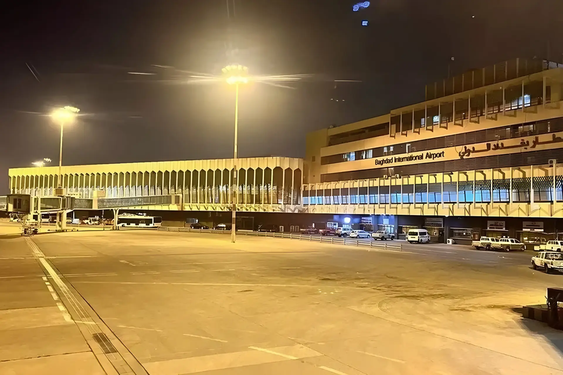 ساختمان فرودگاه بین‌المللی بغداد (Baghdad International Airport) در شب با نورپردازی زرد