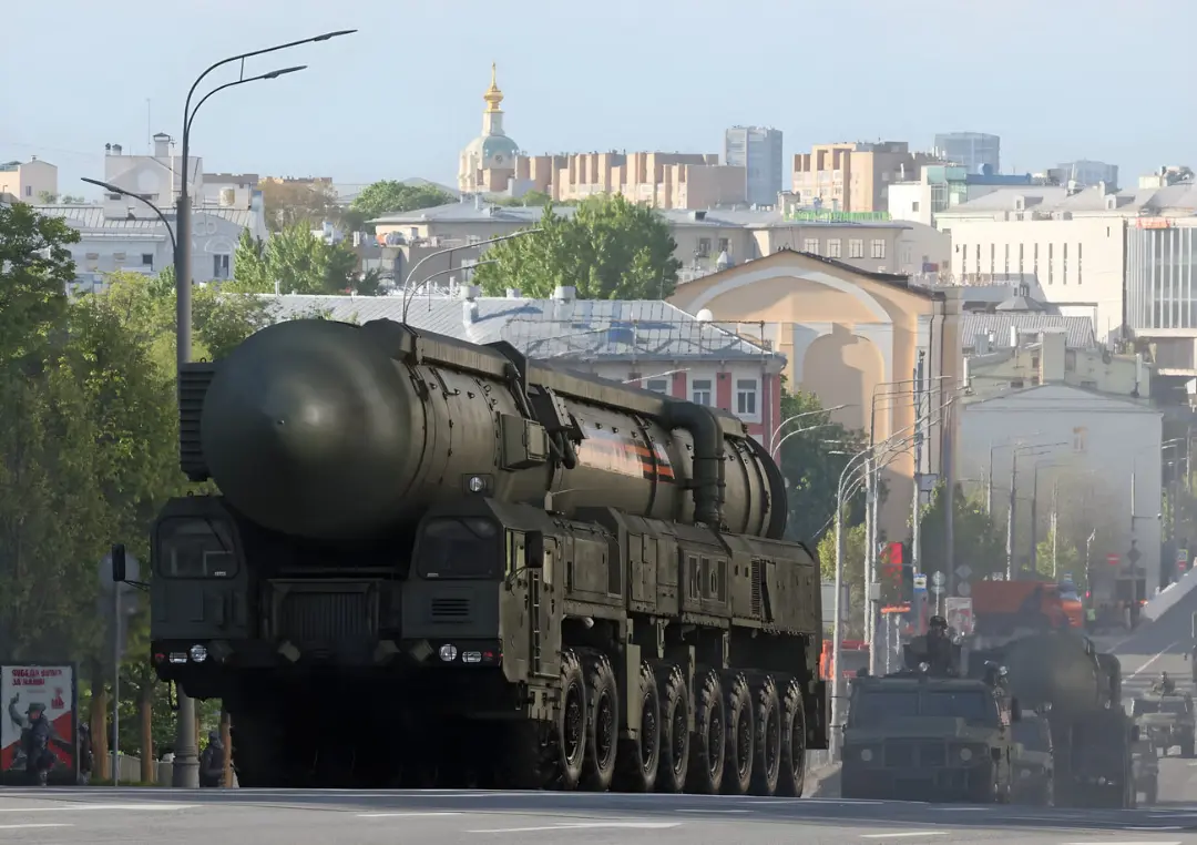 موشک بالستیک (Ballistic Missile) روی خودروی حامل در خیابان شهر