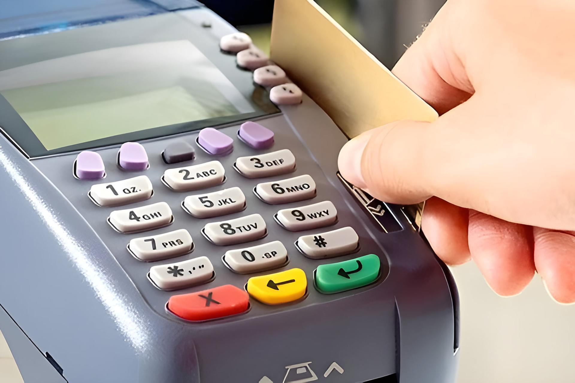 کارت بانکی در حال وارد شدن به دستگاه پوز (POS) برای تراکنش مالی