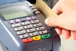 کارت بانکی در حال وارد شدن به دستگاه پوز (POS) برای تراکنش مالی