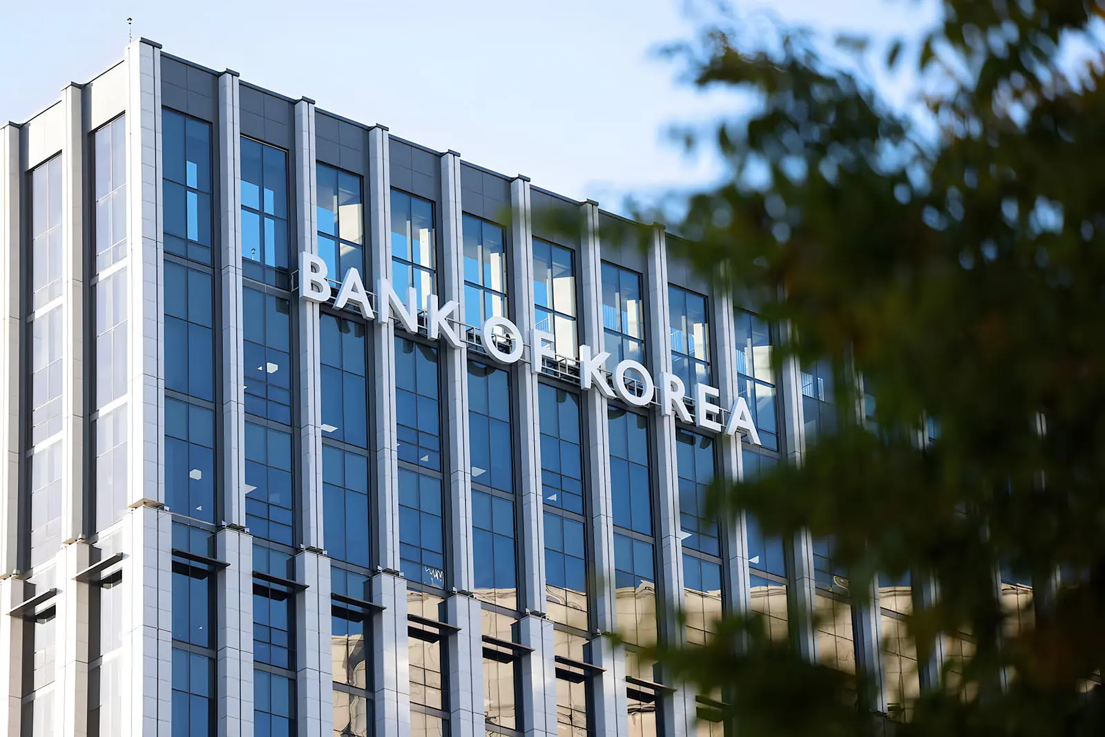 نمای ساختمان بانک مرکزی کره (Bank of Korea) با پنجره‌های شیشه‌ای بزرگ