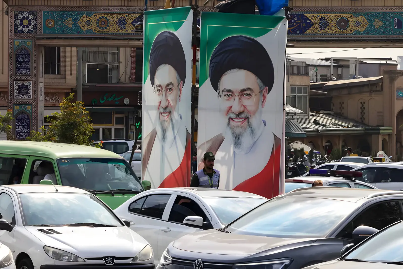 بنرهای تبلیغاتی با تصویر علی خامنه ای (Ali Khamenei) در خیابان تهران