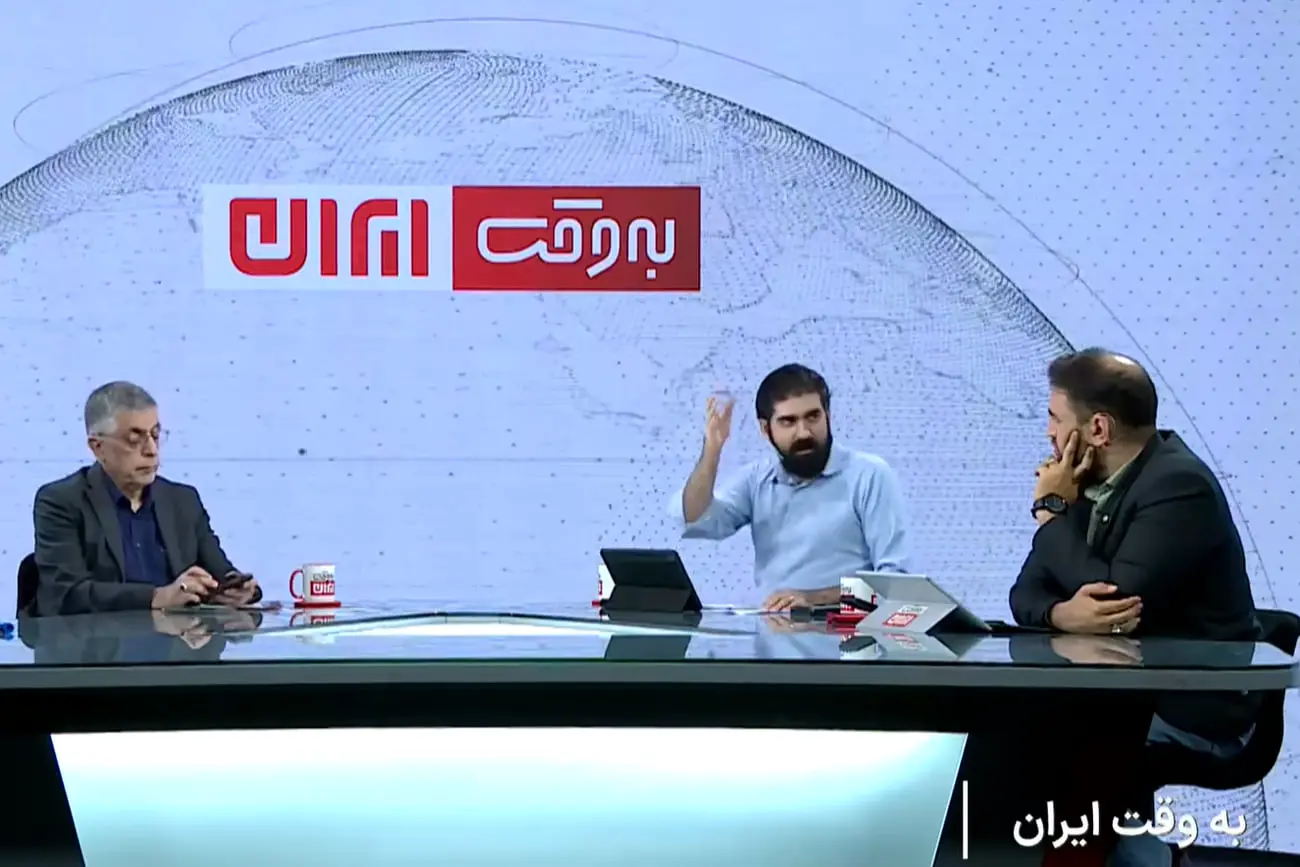 سه تحلیلگر در استودیوی برنامه به وقت ایران در حال گفت‌و‌گو