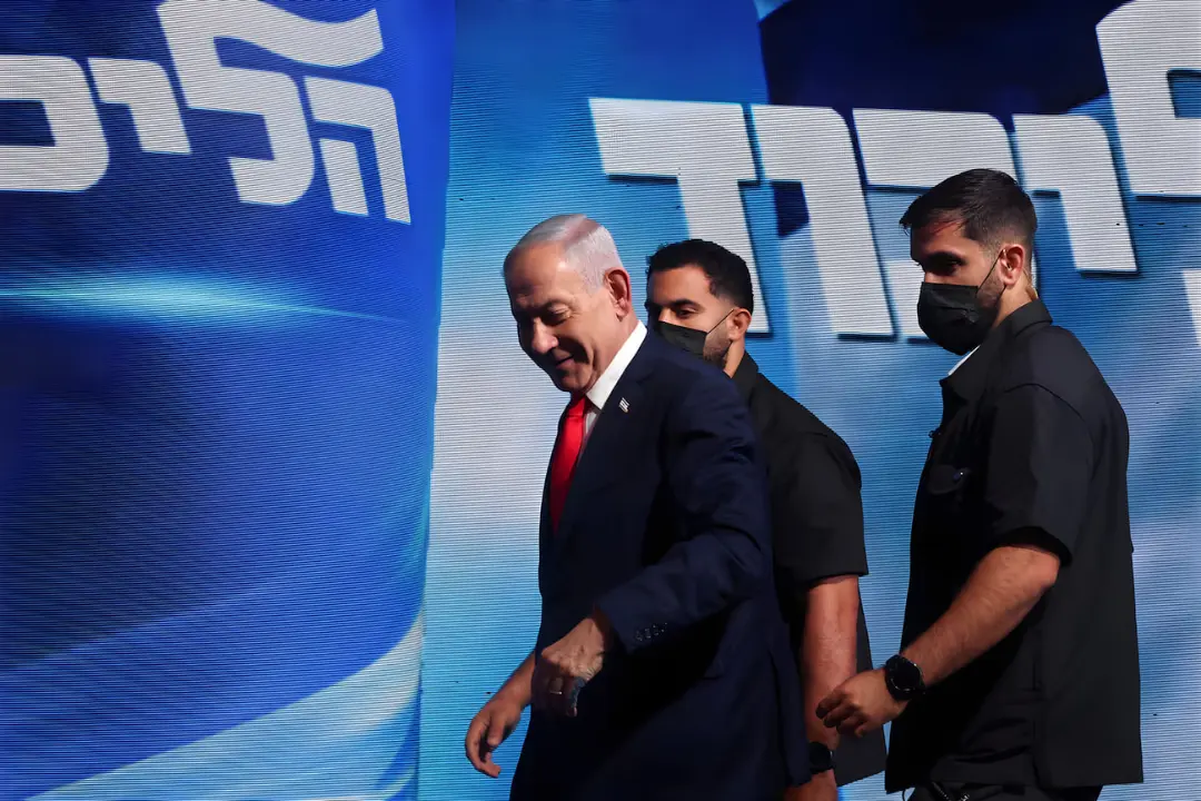 بنیامین نتانیاهو (Benjamin Netanyahu) در کنار محافظان خود در جریان انتخابات اسرائیل