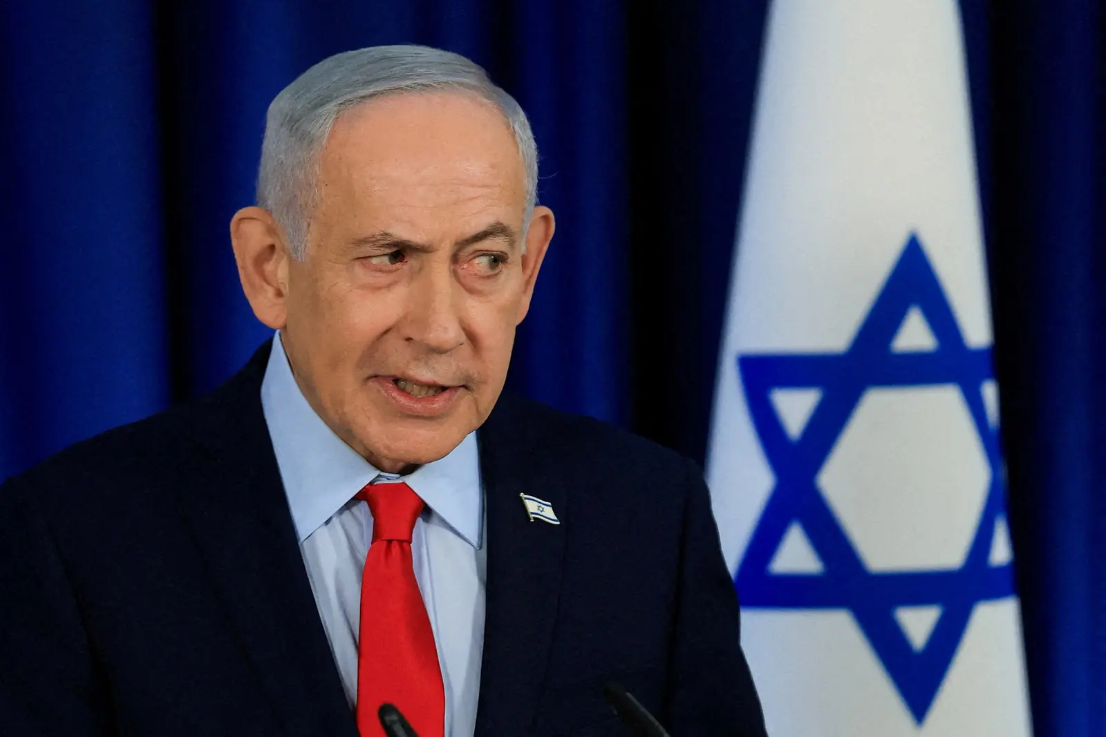 بنیامین نتانیاهو (Benjamin Netanyahu) در مقابل پرچم اسرائیل