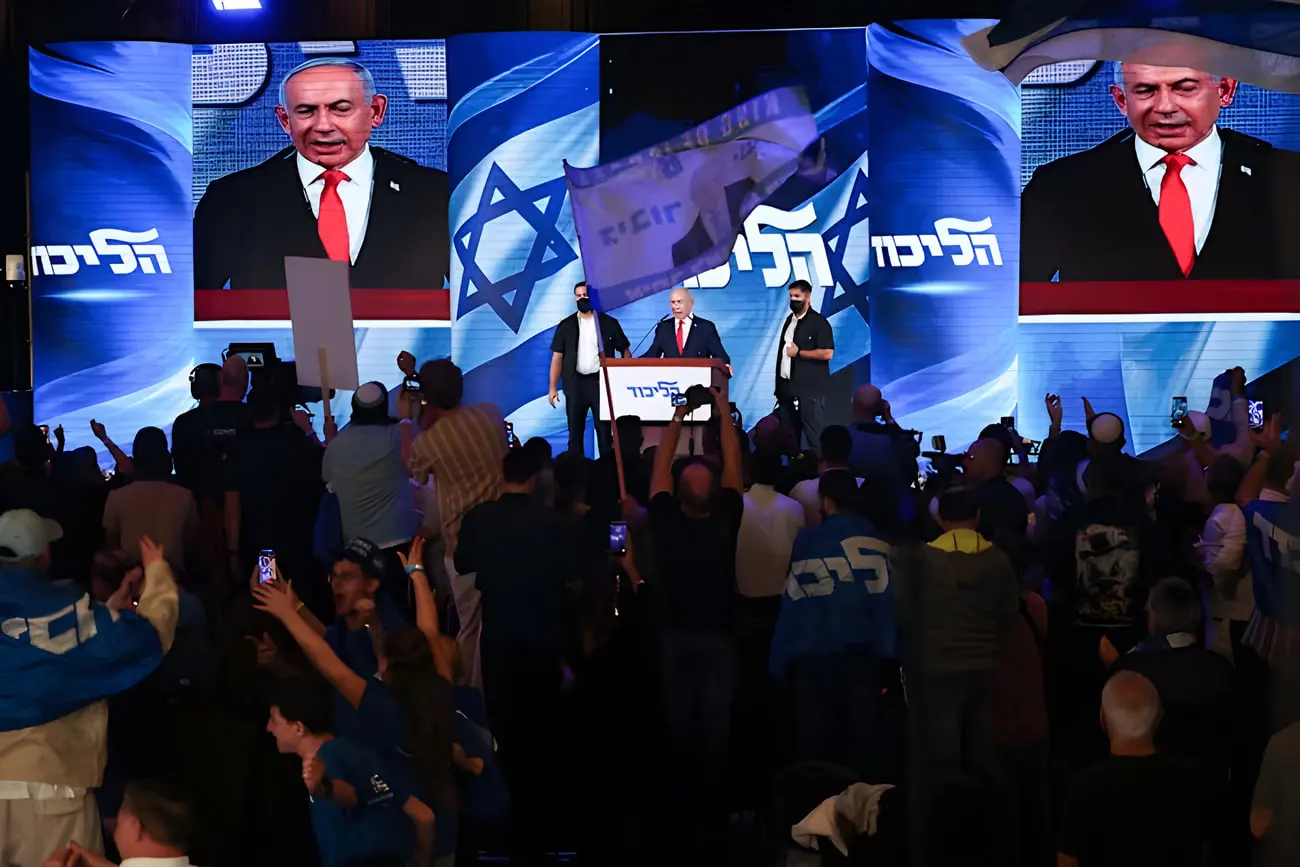 بنیامین نتانیاهو (Benjamin Netanyahu) در حال سخنرانی در مراسم شب انتخابات حزب لیکود