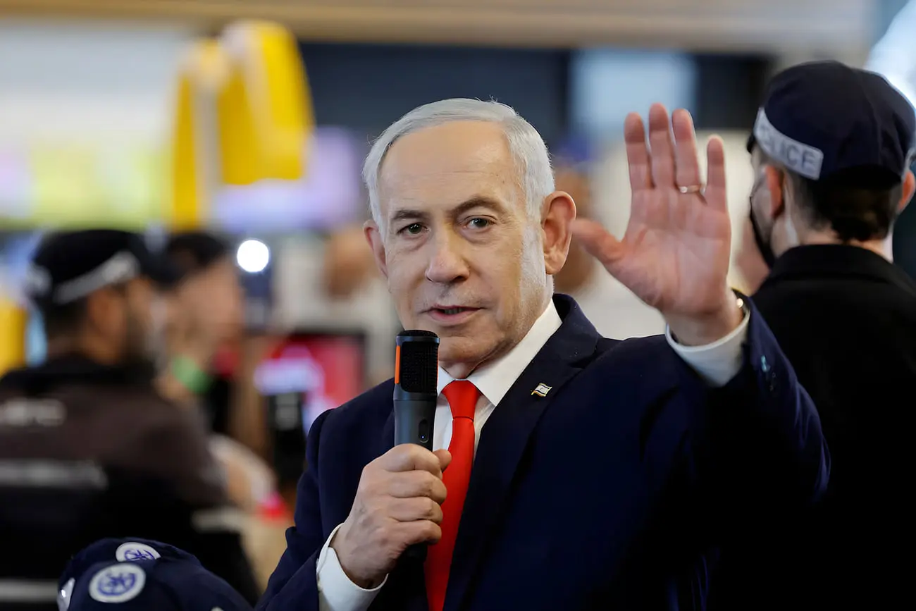 بنیامین نتانیاهو (Benjamin Netanyahu) در حال سخنرانی با میکروفون و حرکت دست