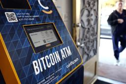 دستگاه خودپرداز بیت‌کوین (Bitcoin ATM) با صفحه نمایش دیجیتال در محیطی باز