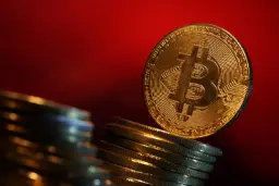 سکه طلایی بیت کوین (Bitcoin) روی دو دسته سکه در پس‌زمینه قرمز